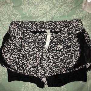 Black & White Lulu shorts w spandex lining